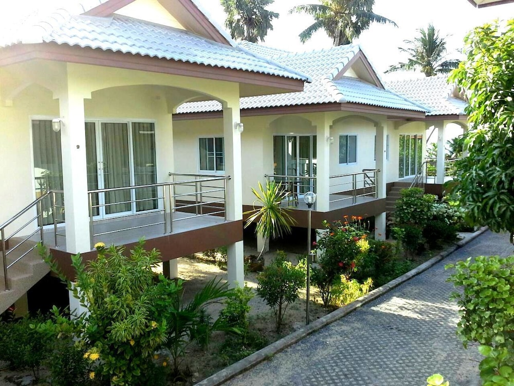 Krisada Beach Resort 9/56