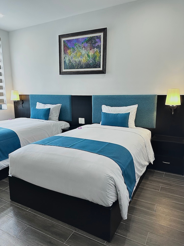 DELUXE, DOUBLE OR TWIN BED, CITY VIEW