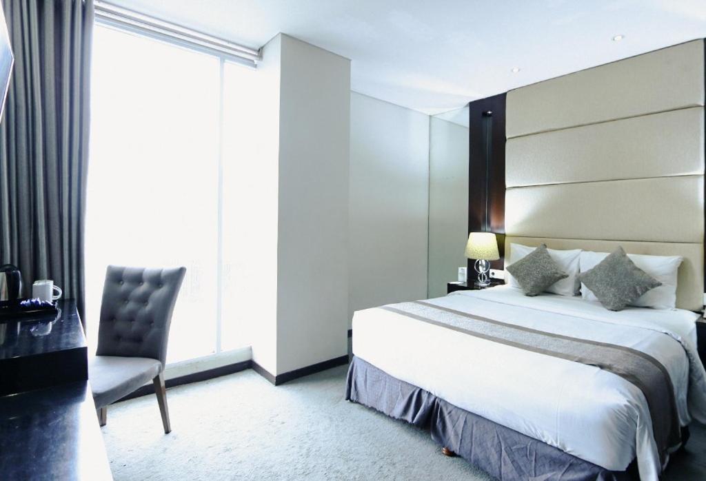 DELUXE, KING BED
