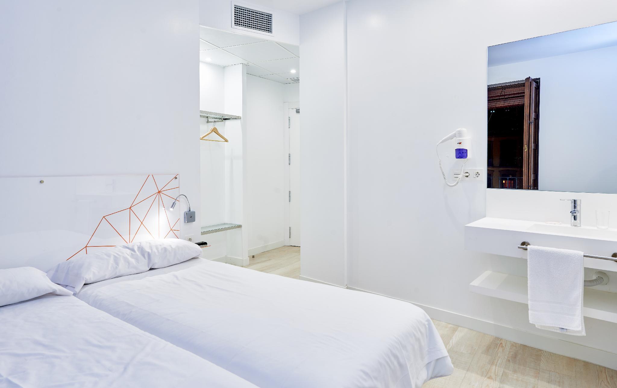 ROOM, SINGLE