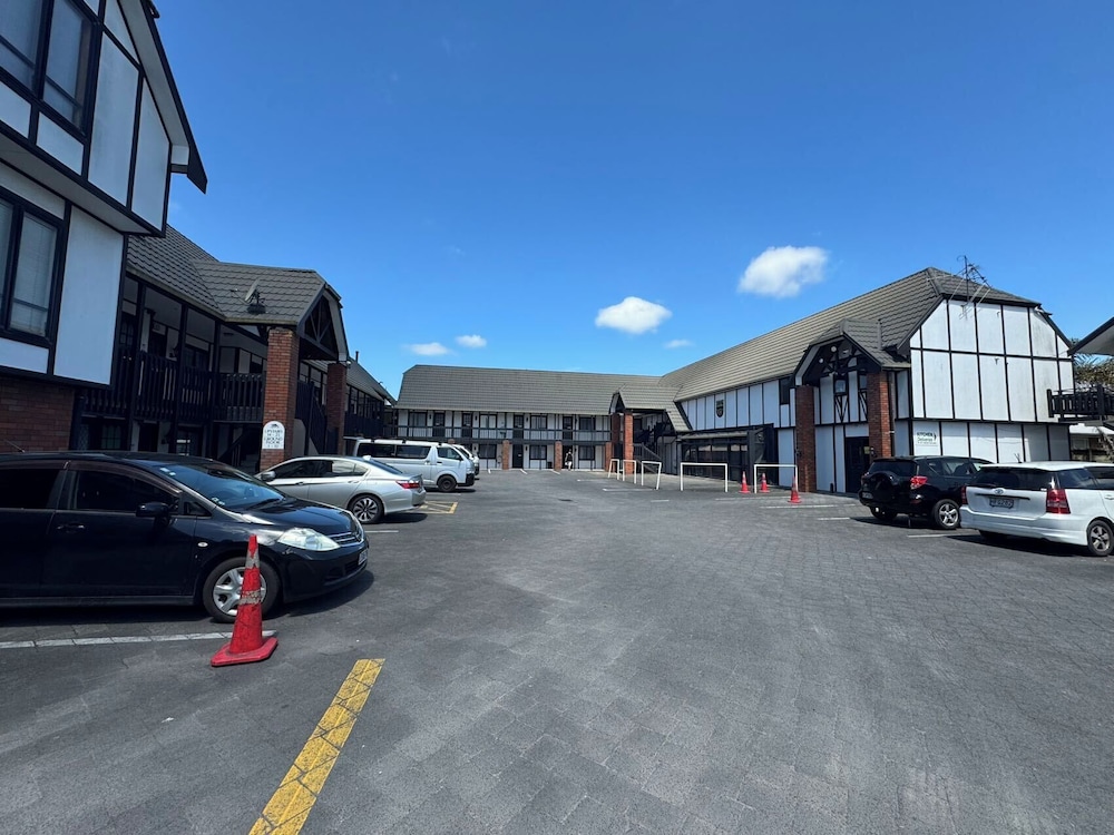 Grosvenor Motor Inn 37/50