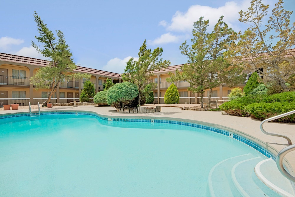 Tree Inn & Suites Albuquerque 17/27