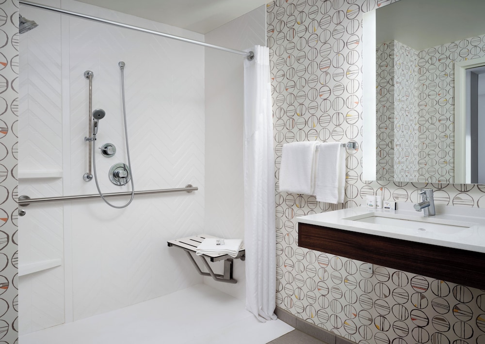 Holiday Inn Suites Boston Peabody 61/62