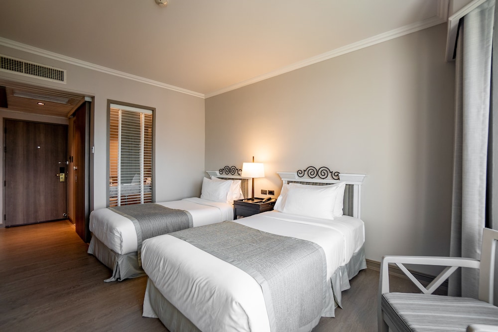 Grand Riverside Hotel Phitsanulok 12/65