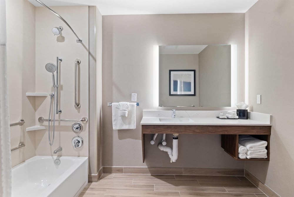 La Quinta Inn & Suites by Wyndham Santa Cruz 44/47
