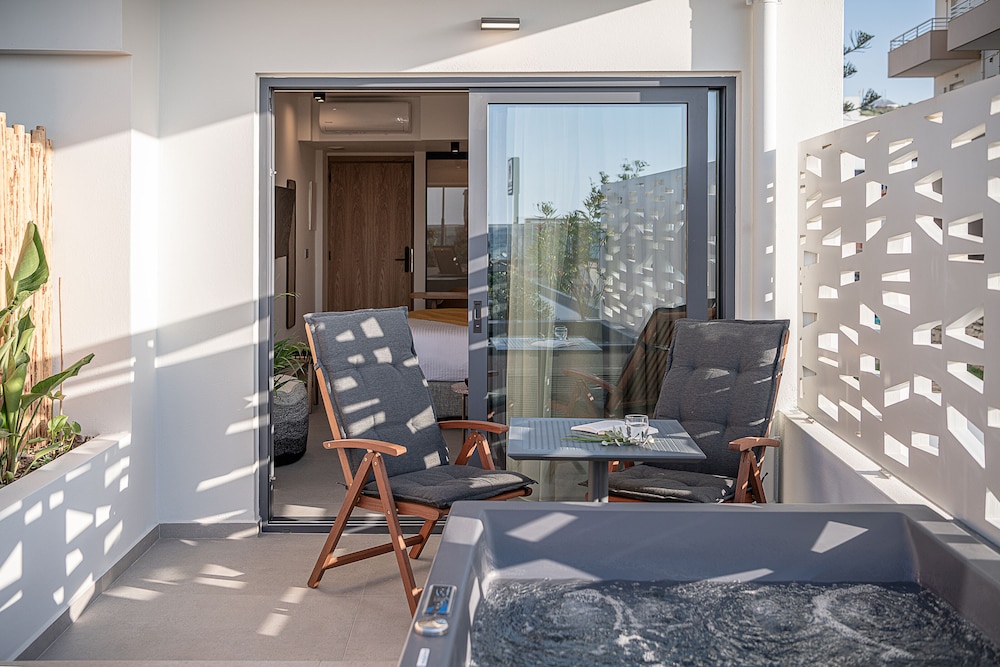 Calla Luxury Seafront Suites 32/50