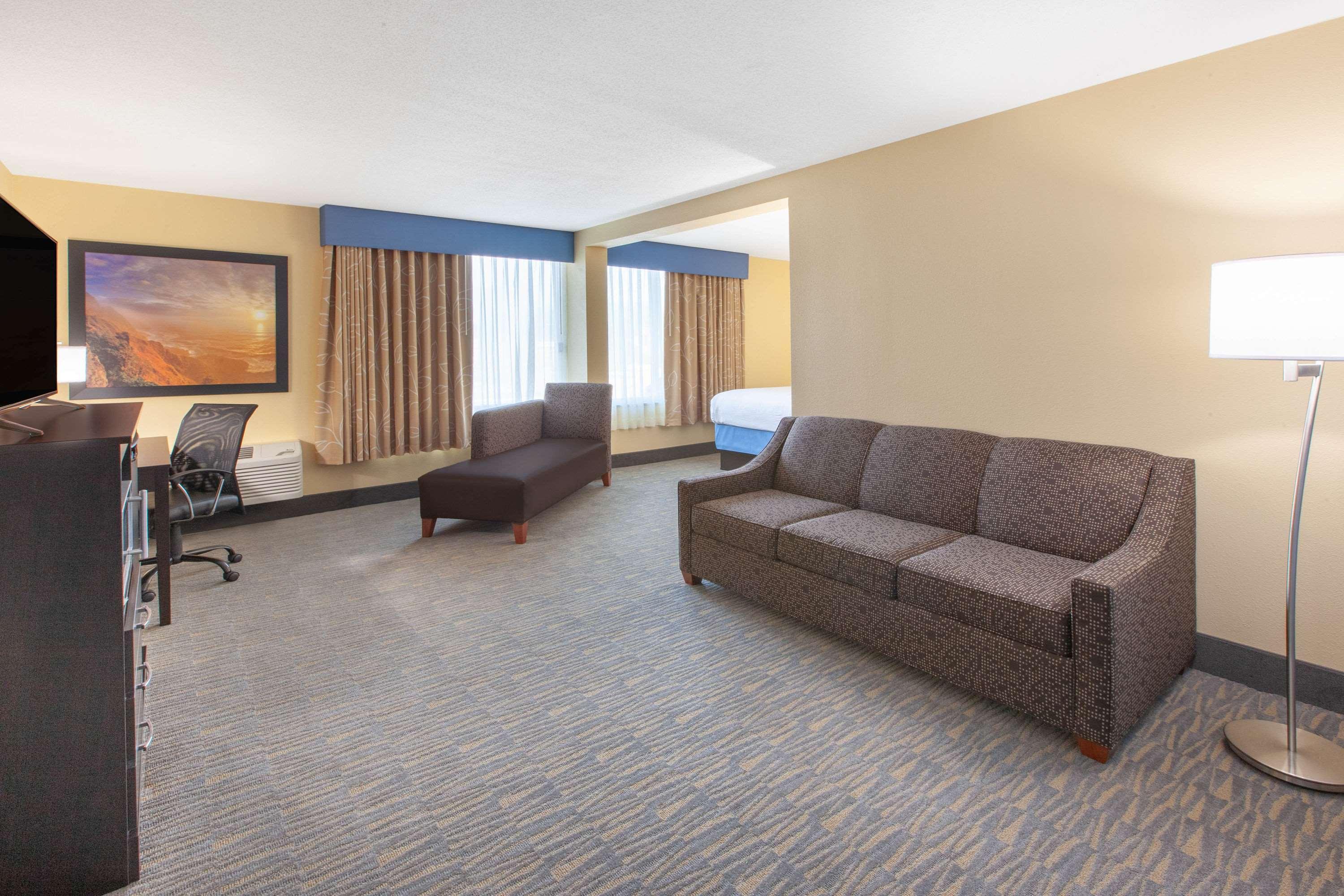 Days Inn and Suites by Wyndham Grand Rapids Near Downtown 22/29