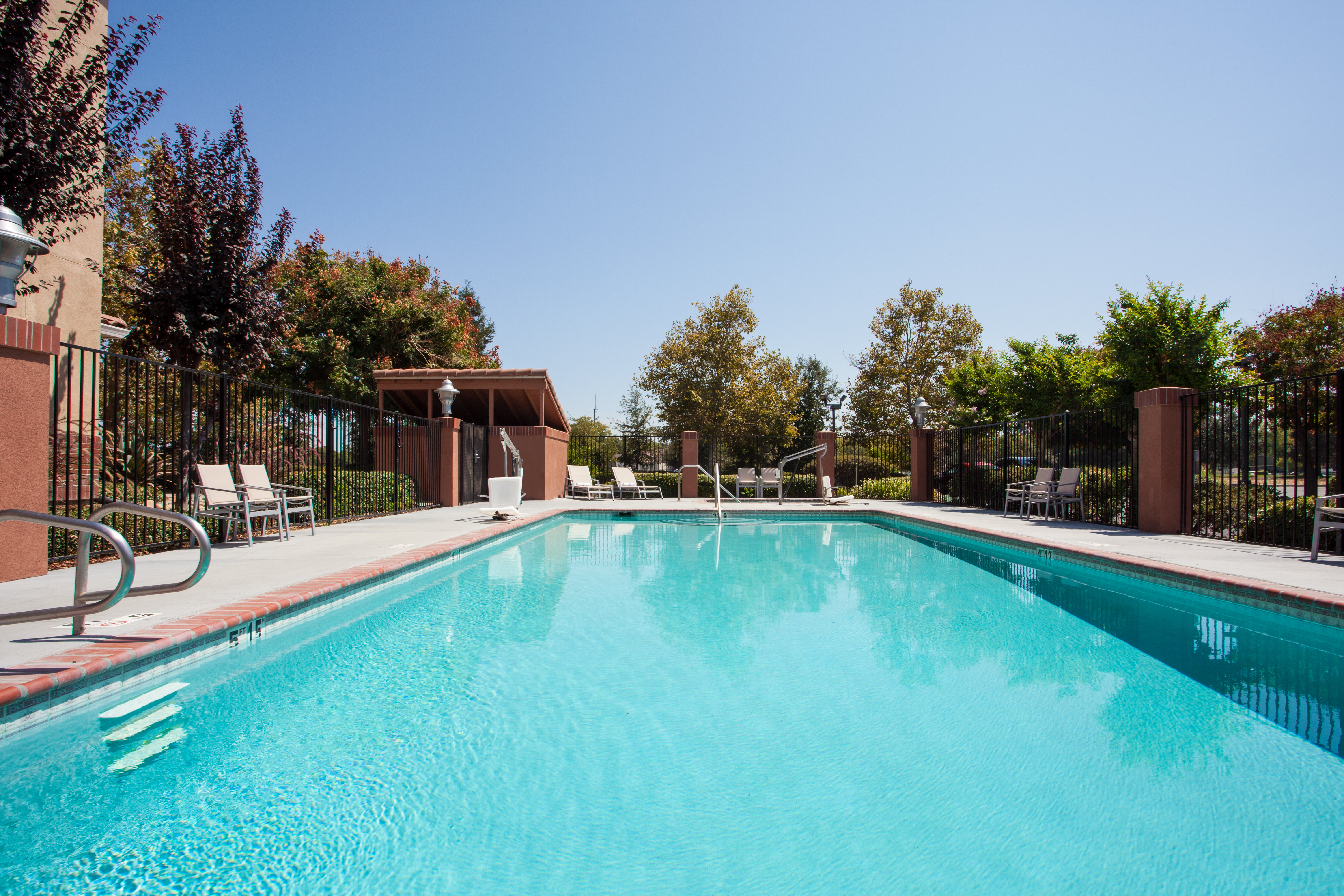Holiday Inn Express Suites Davis University Area 21/27