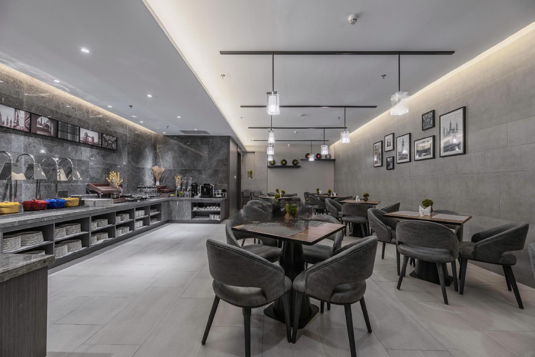Home Inn Plus (Chongqing Jiefangbei Pedestrian Street) 37/42