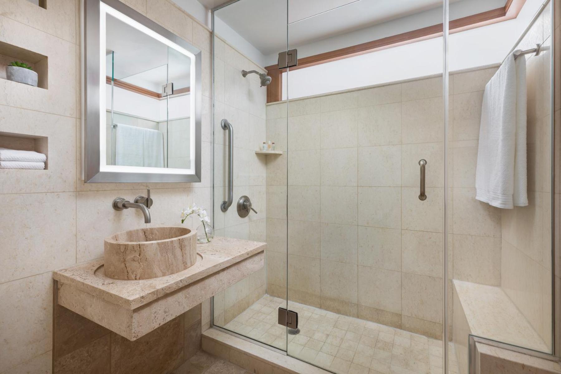 جناح، Hotel 57 5/5