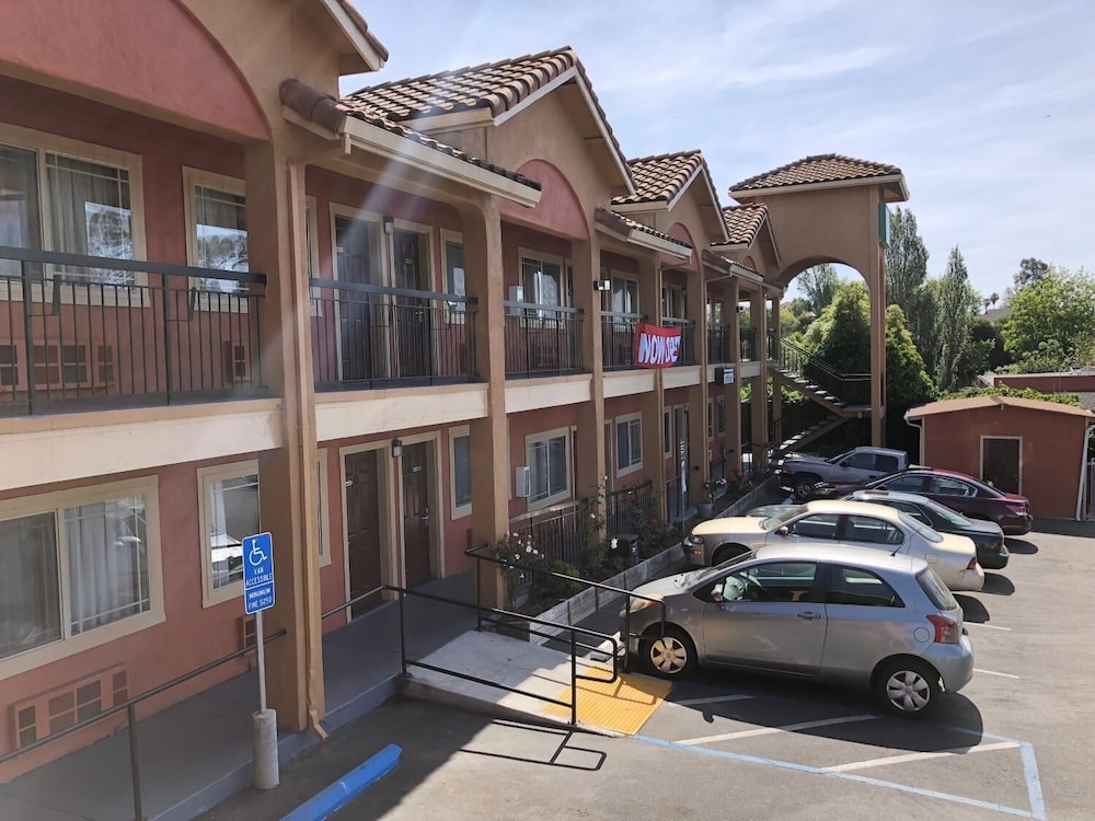 Valley Inn 1/44