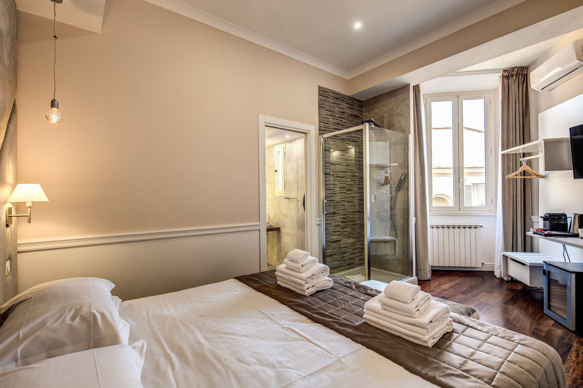 ROOM, DOUBLE BED