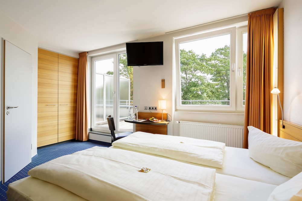 STANDARD, DOUBLE OR TWIN BED, BALCONY