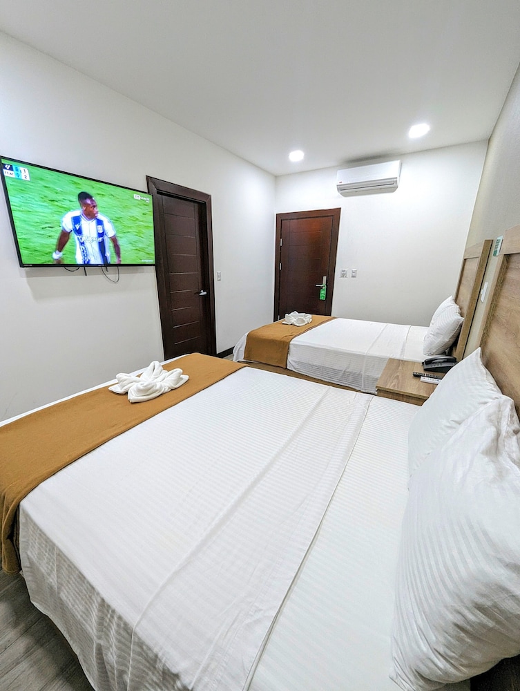 ROOM, QUADRUPLE