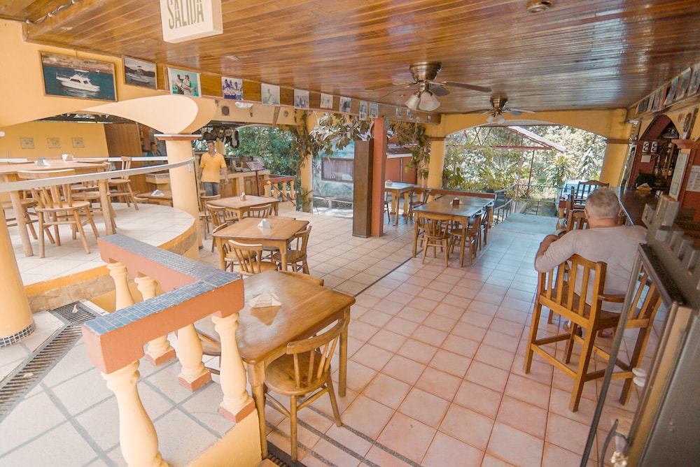 Tres Banderas Hotel 55/71