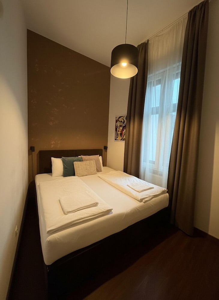 3 BEDROOMS, DELUXE, APARTMENT