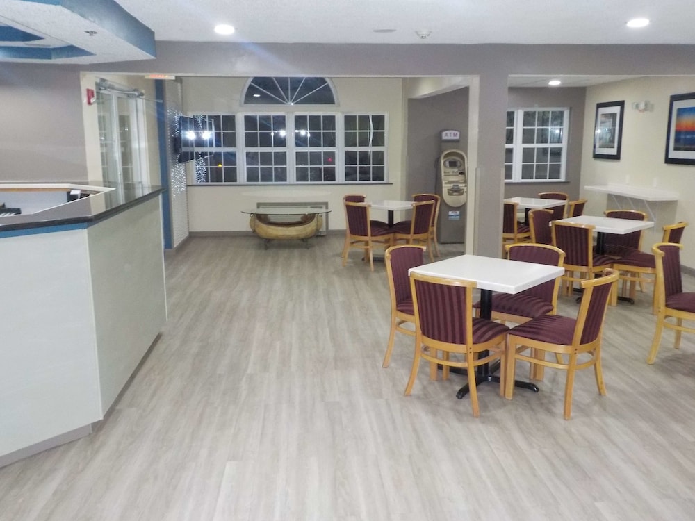 MJ Inn & Suites Marienville 13/20