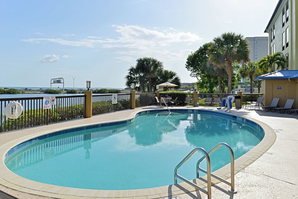 Holiday Inn Express Hotel Suites Tampa Rocky Point Island 65/71