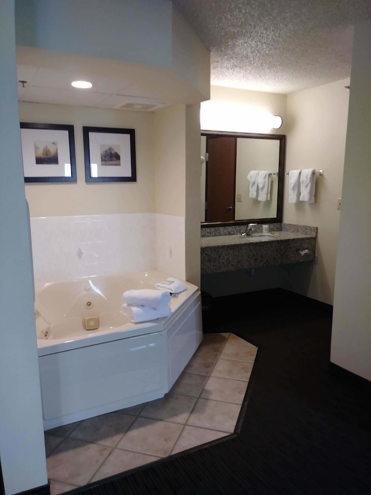 AmericInn by Wyndham Windsor Ft. Collins 3/62