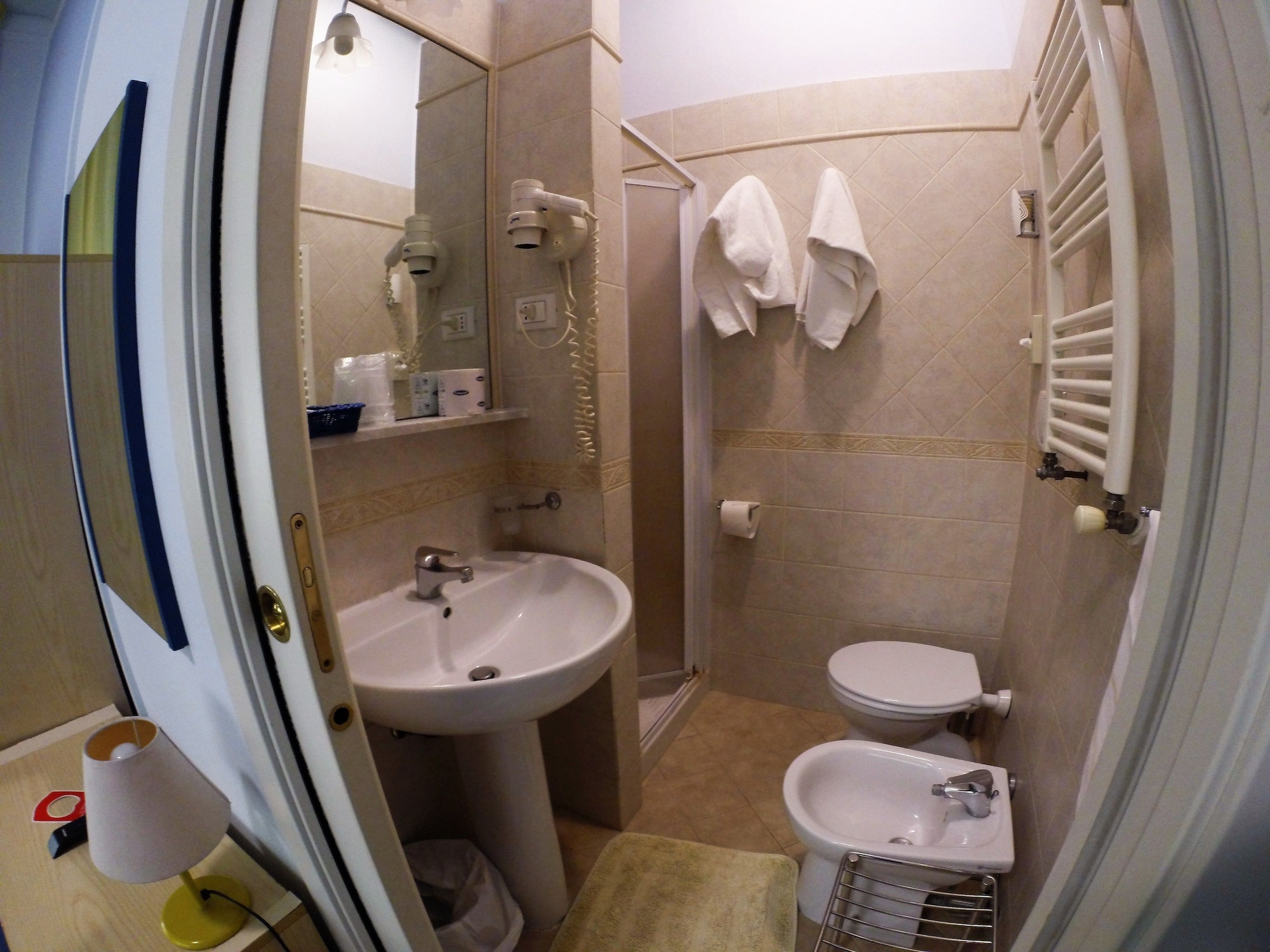 ROOM, SINGLE