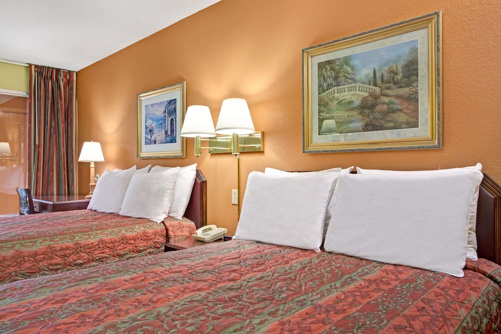 Days Inn By Wyndham Benson 8/33