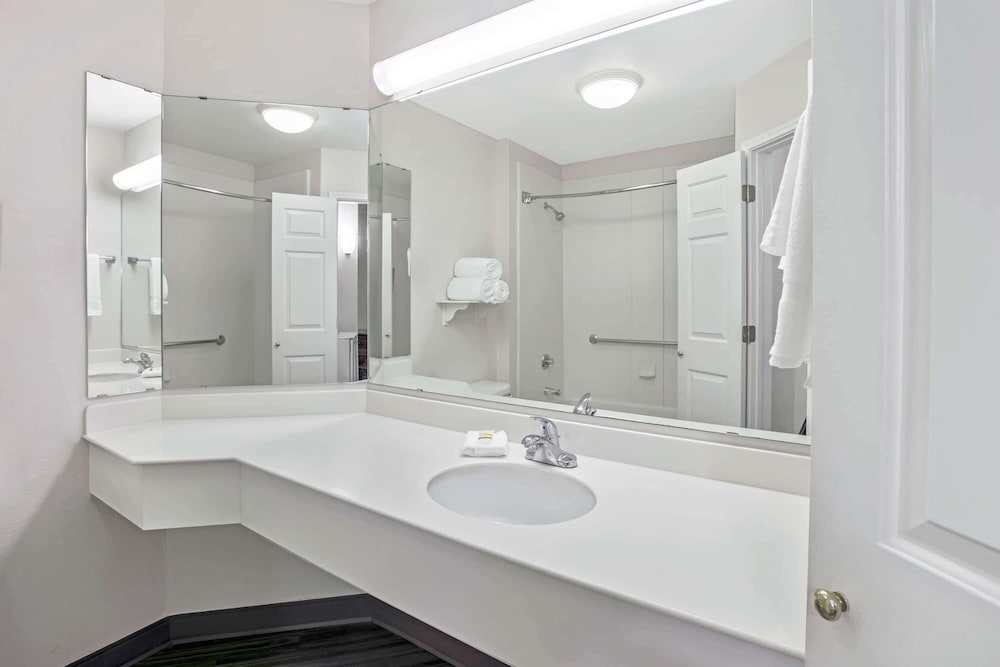 غرفة بسريرين مزدوجين، La Quinta Inn & Suites by Wyndham Dallas Arlington South 3/3