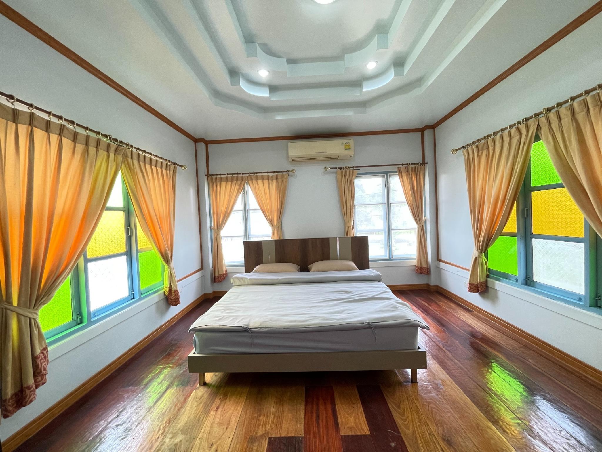 Thai, House