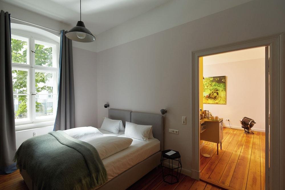 Studio, Suite