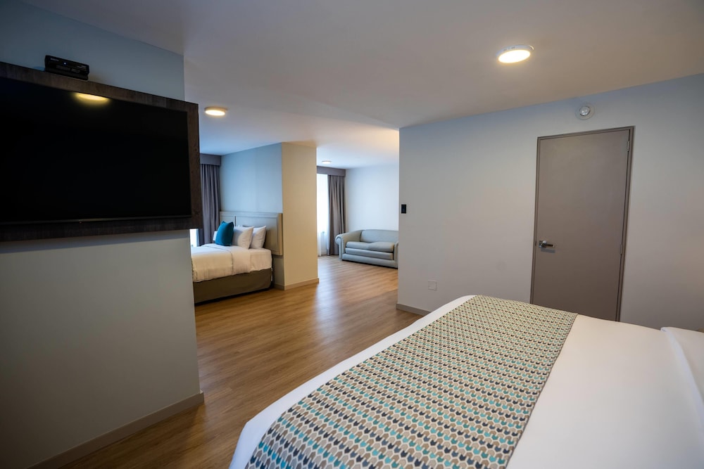Room, Multiple Beds, La Quinta by Wyndham Quito 6/10