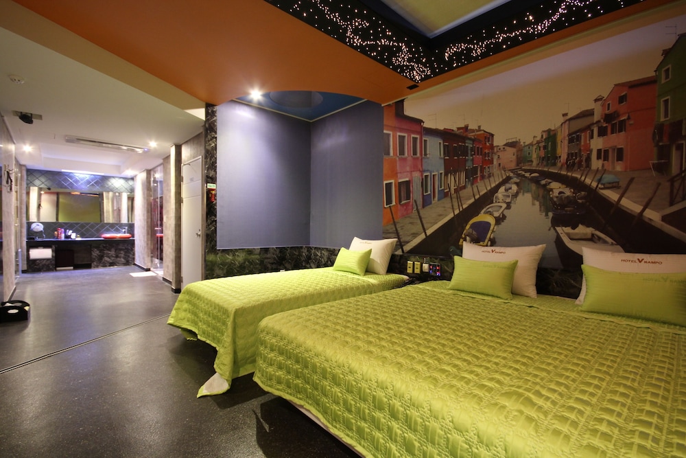 V Hotel 18/44