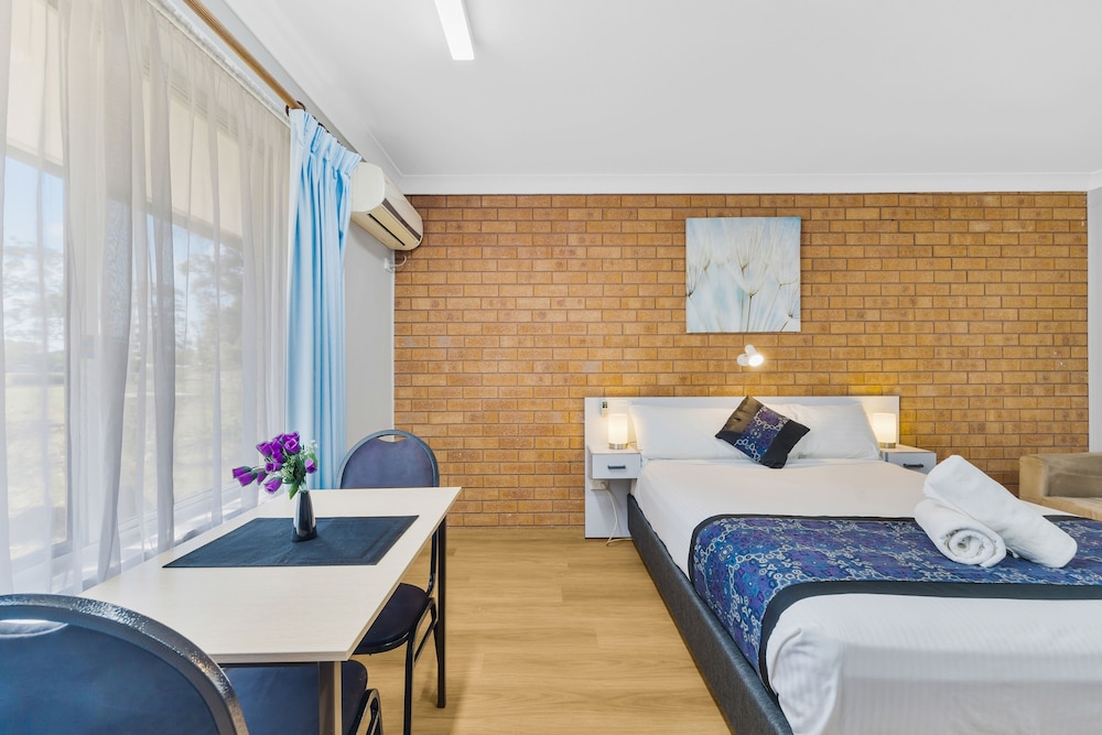 CASTLREAGH MOTOR INN 17/50