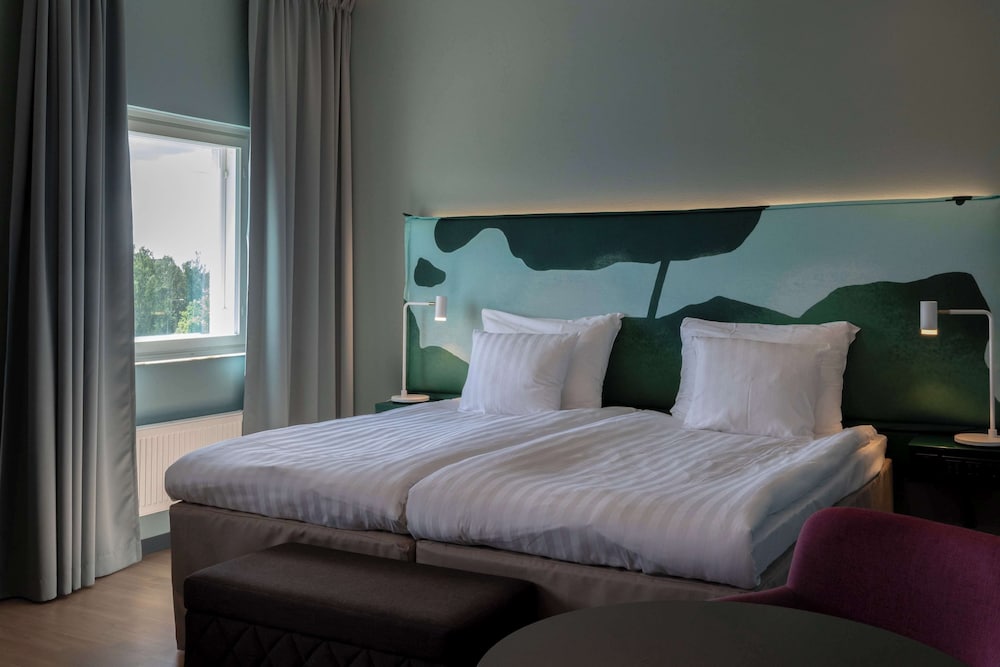 Superior, King Bed, Sofa