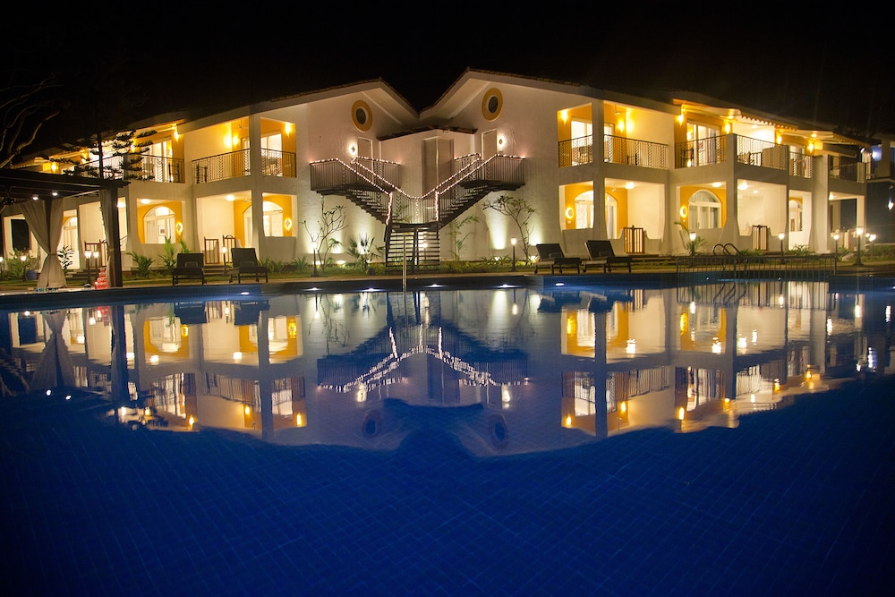 Acron Waterfront Resort 10/80