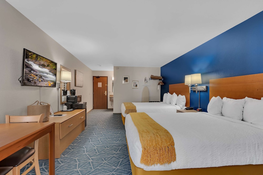 Standard, 2 Queen Beds, Pool Side