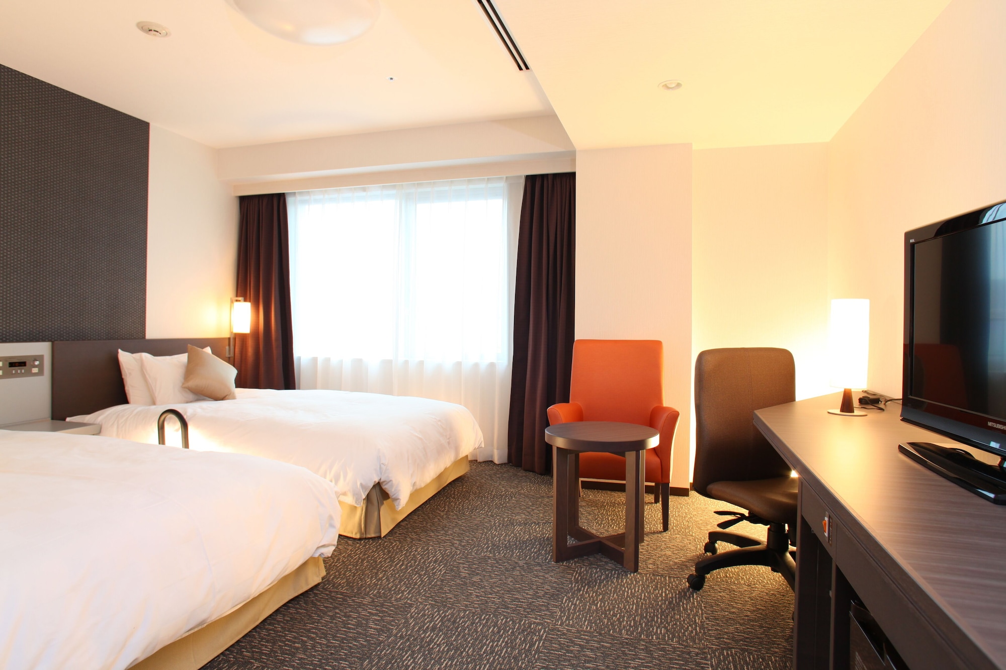 Universal, Twin Beds