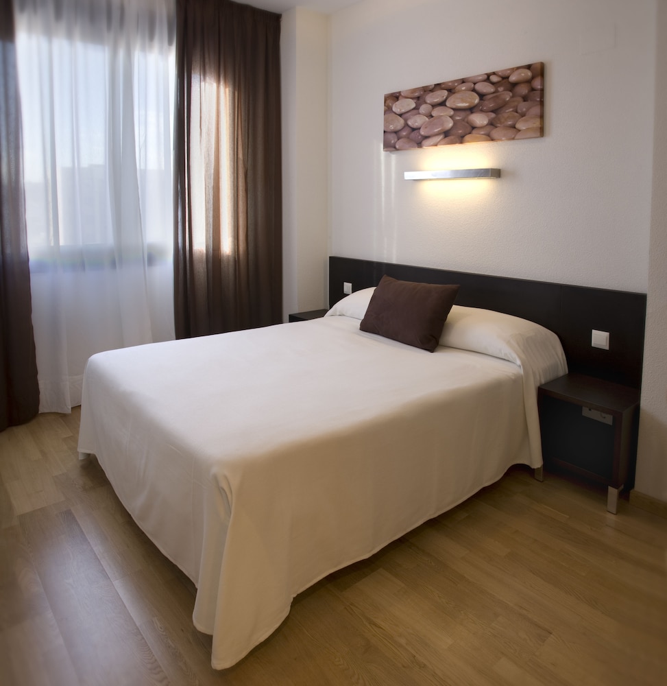 2 BEDROOMS, APARTMENT, QUADRUPLE