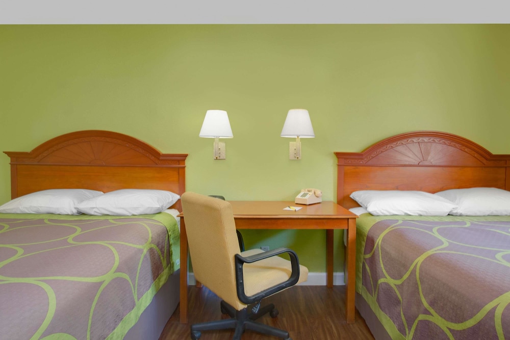 Super 8 by Wyndham Gainesville I-75 Hospital/University Area 13/25