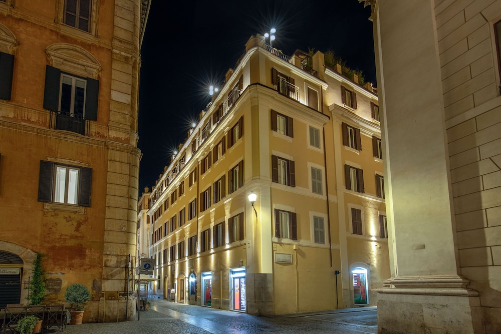 9 Hotel Cesari 6/85