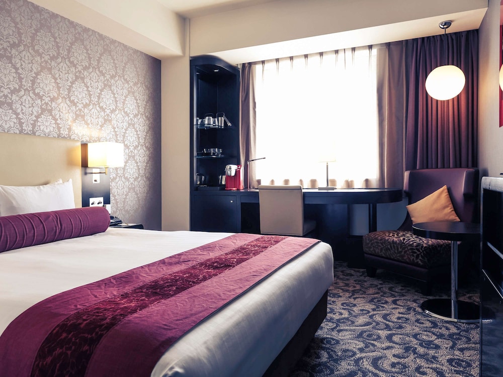PRIVILEGE, QUEEN BED