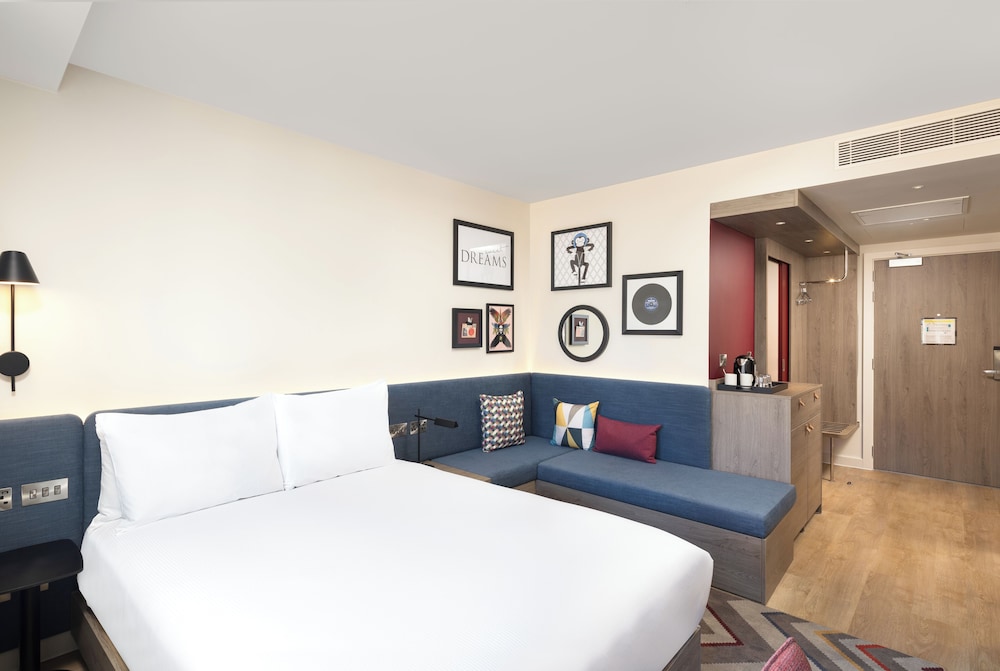 ROOM, QUEEN BED, SOFA