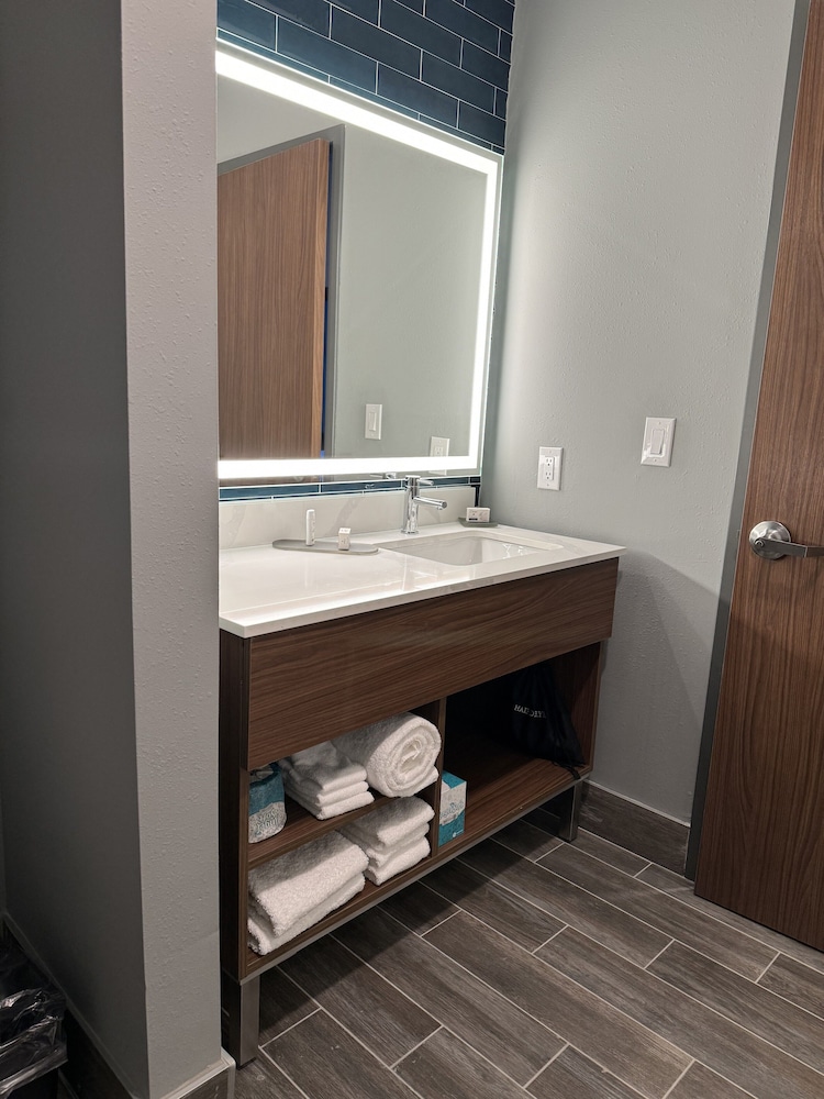 La Quinta Inn & Suites by Wyndham Mount Laurel / Moorestown 36/58