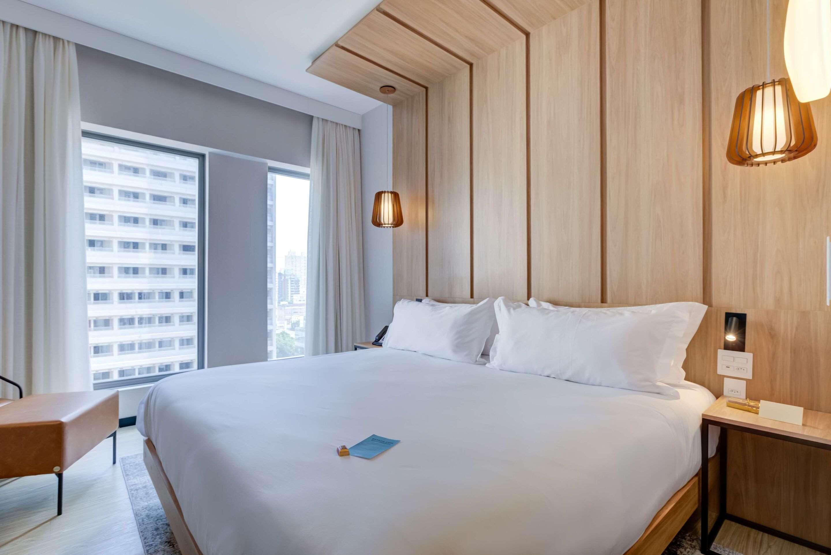 ROOM, KING BED