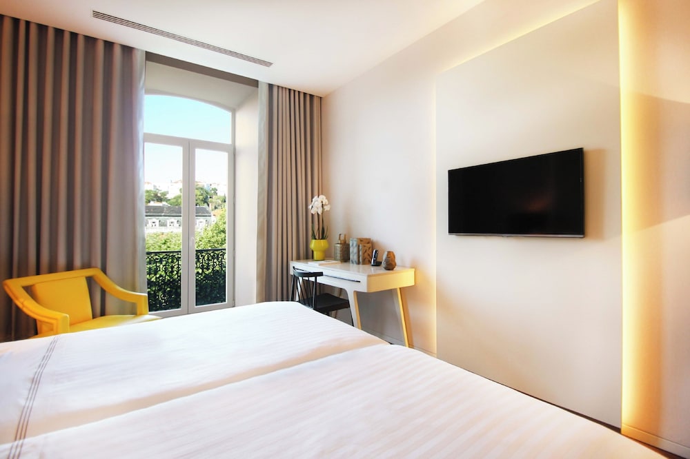 EXECUTIVE, DOUBLE OR TWIN BED