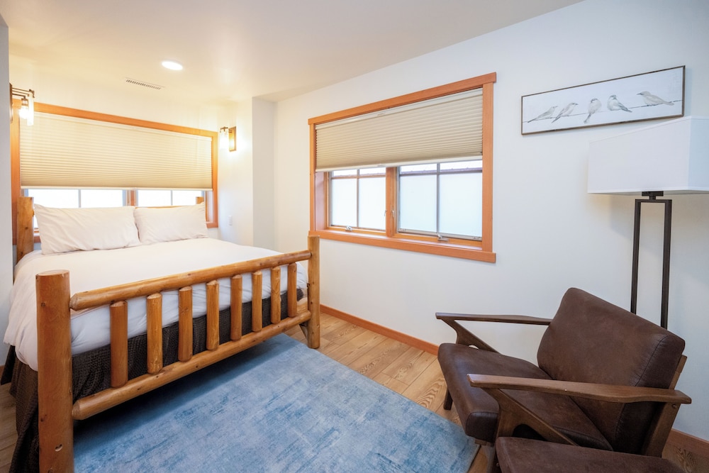 Jay, Cabin, King and Queen Bed, Sofa
