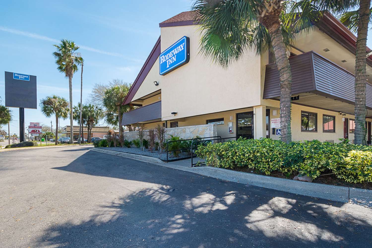 Bay Inn On Busch 7/11