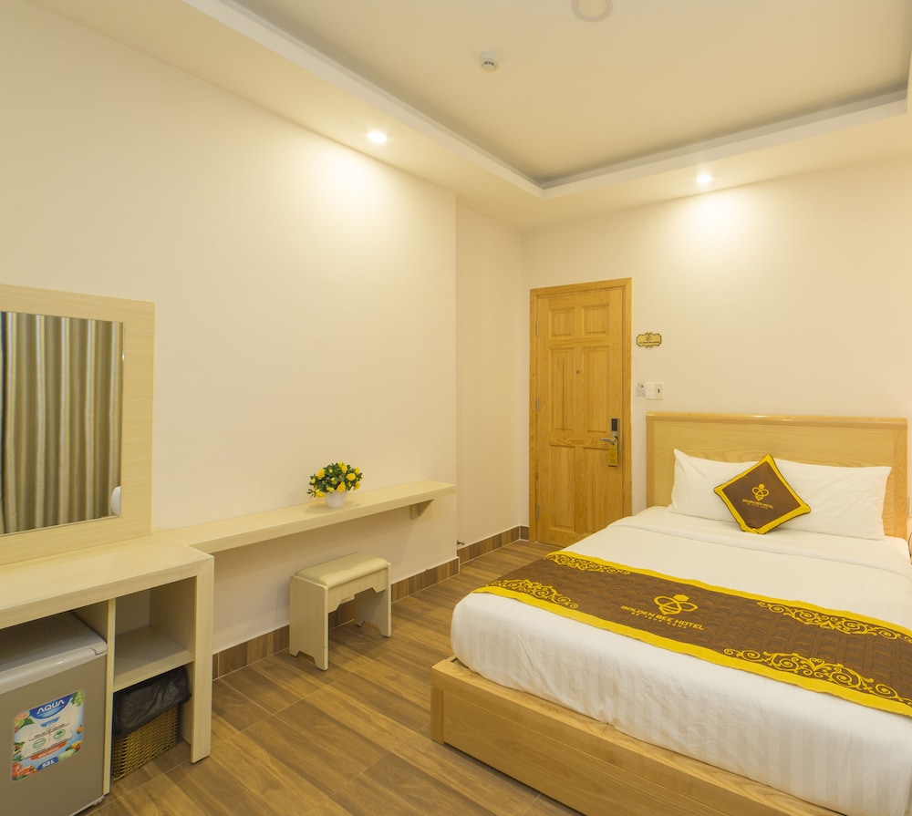 Golden Bee Hotel 7/59