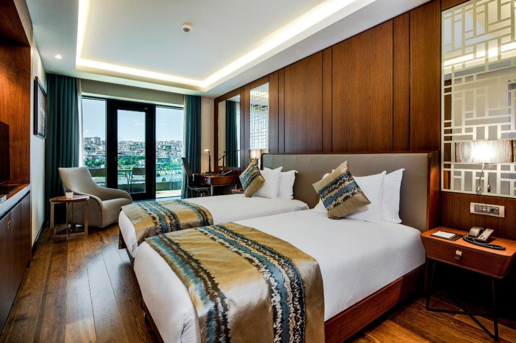Deluxe Balcony Sea View Twin Room