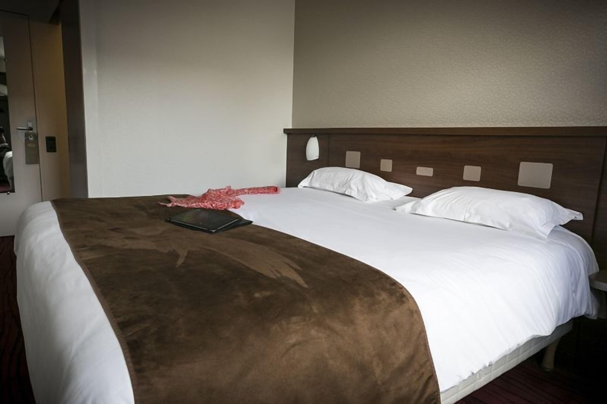 STANDARD, QUEEN BED