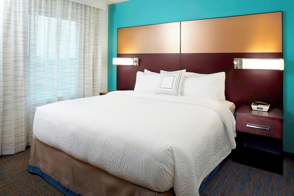 1 BEDROOM, SUITE