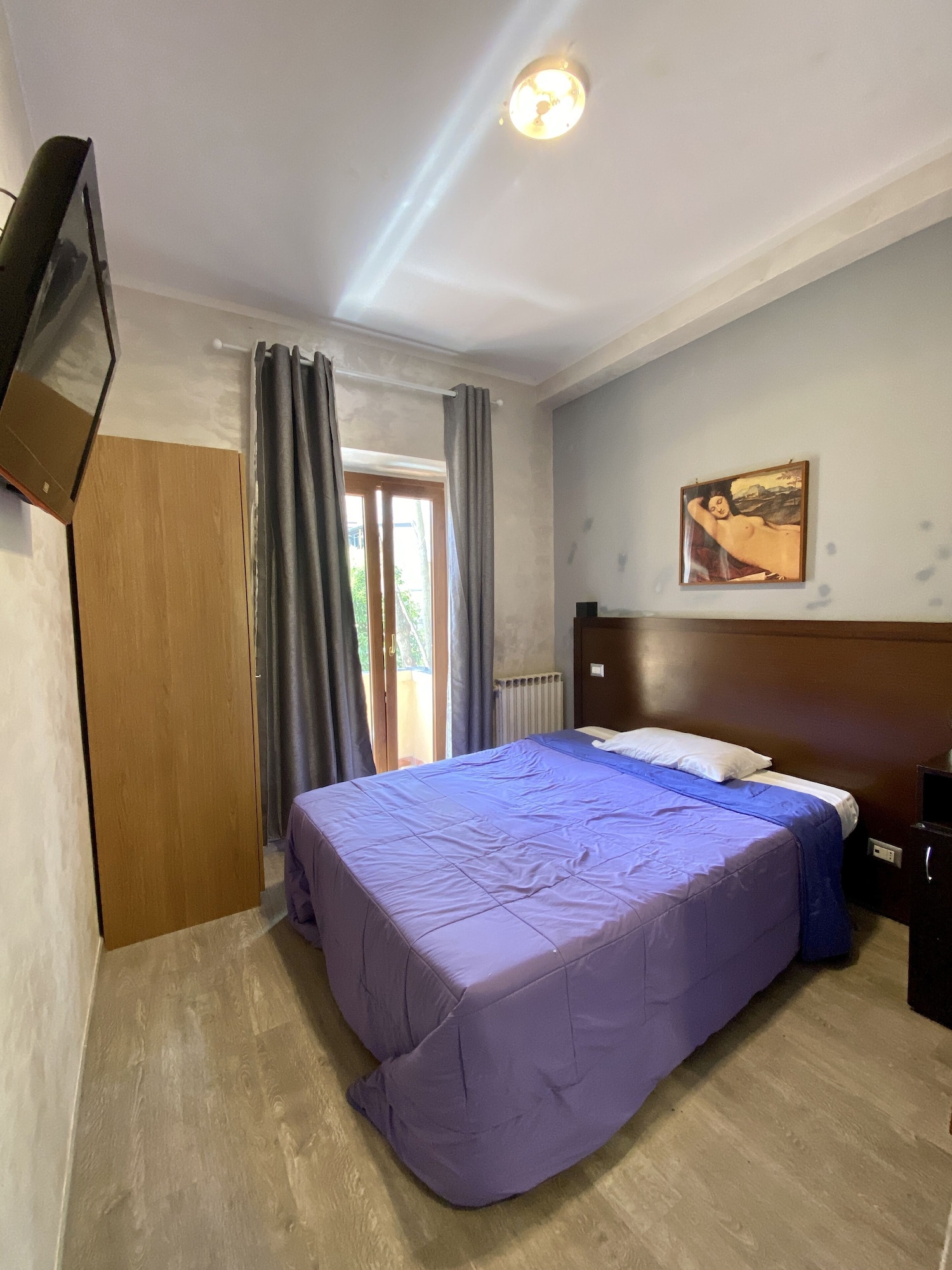ROOM, SINGLE